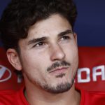 Julián Álvarez, con gesto serio, sentado en el banquillo del Atlético de Madrid durante el partido ante el Villarreal.