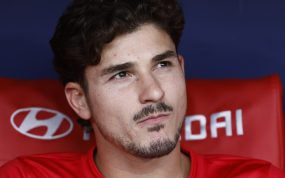 Julián Álvarez, con gesto serio, sentado en el banquillo del Atlético de Madrid durante el partido ante el Villarreal.