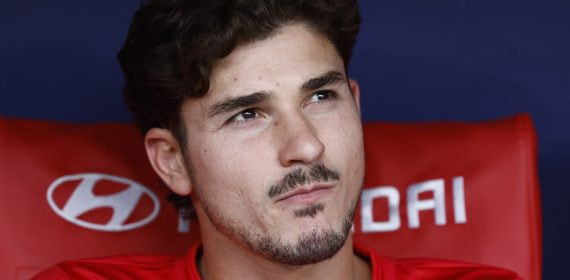 Julián Álvarez, con gesto serio, sentado en el banquillo del Atlético de Madrid durante el partido ante el Villarreal.