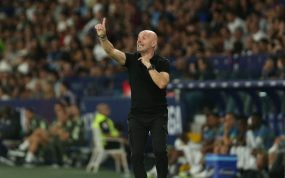 Julián Calero da instrucciones durante su etapa en el Levante en un partido de La Liga ante el Real Madrid.
