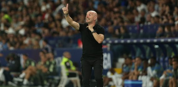 Julián Calero da instrucciones durante su etapa en el Levante en un partido de La Liga ante el Real Madrid.