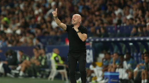 Julián Calero da instrucciones durante su etapa en el Levante en un partido de La Liga ante el Real Madrid.