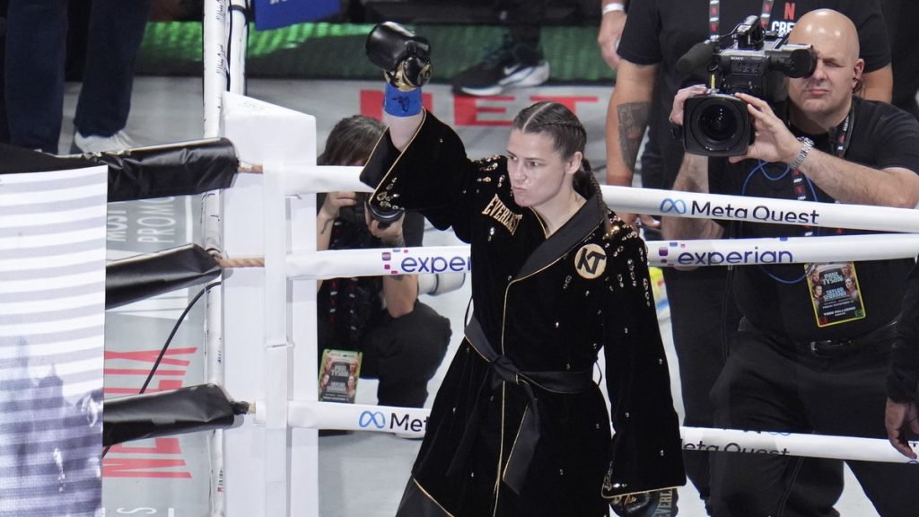 Katie Taylor sale al ring antes de su combate contra Amanda Serrano en Arlington, Texas