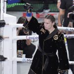 Katie Taylor sale al ring antes de su combate contra Amanda Serrano en Arlington, Texas