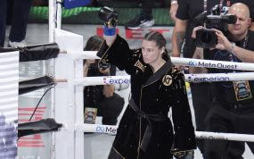Katie Taylor sale al ring antes de su combate contra Amanda Serrano en Arlington, Texas