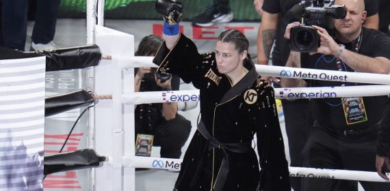 Katie Taylor sale al ring antes de su combate contra Amanda Serrano en Arlington, Texas