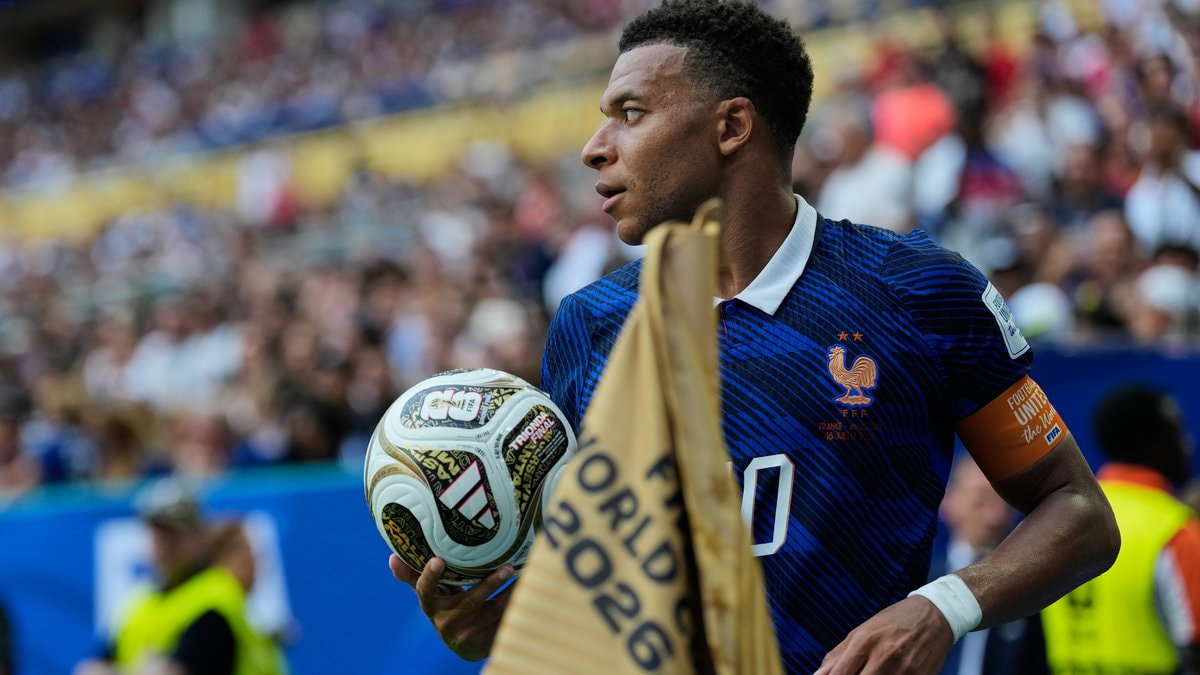 Kylian Mbappé conduce el balón en el partido por el tercer puesto del Mundial 2026 entre Francia e Inglaterra.