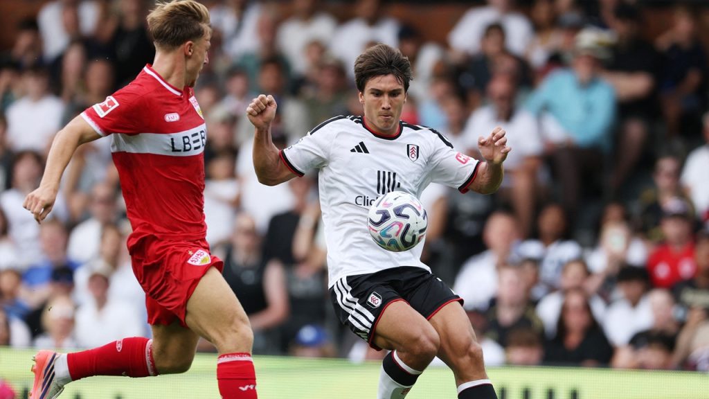 Gonzalo García, ex del Real Madrid, en acción con su nuevo equipo, el Fulham, durante un amistoso de pretemporada ante el Stuttgart.