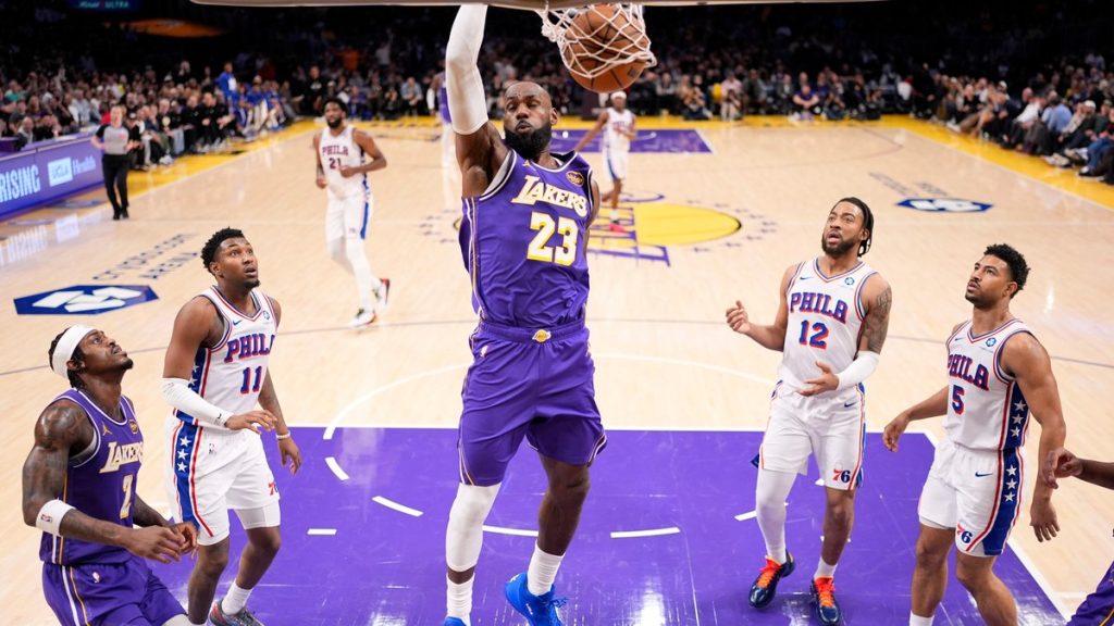 LeBron James machaca ante la mirada de cuatro jugadores de los 76ers en el Crypto.com Arena