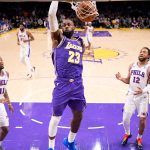 LeBron James machaca ante la mirada de cuatro jugadores de los 76ers en el Crypto.com Arena