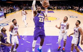 LeBron James machaca ante la mirada de cuatro jugadores de los 76ers en el Crypto.com Arena