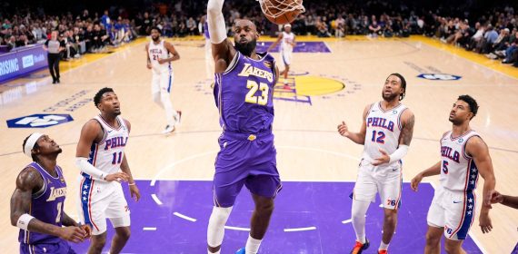 LeBron James machaca ante la mirada de cuatro jugadores de los 76ers en el Crypto.com Arena