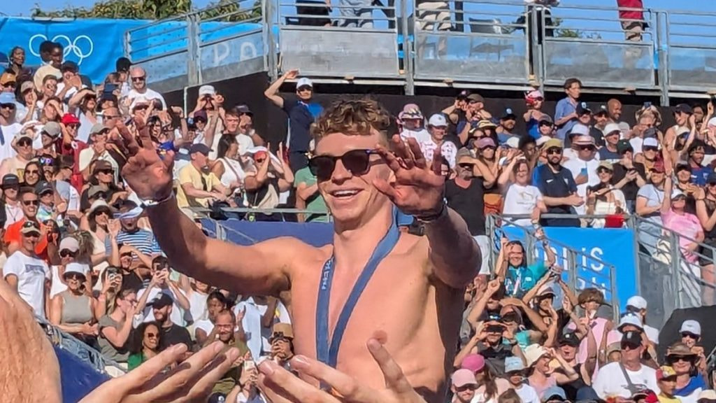 Léon Marchand saluda a la grada del Parc des Champions tras sus cuatro oros en los Juegos de París 2024