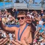 Léon Marchand saluda a la grada del Parc des Champions tras sus cuatro oros en los Juegos de París 2024
