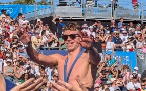 Léon Marchand saluda a la grada del Parc des Champions tras sus cuatro oros en los Juegos de París 2024