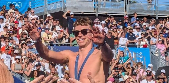 Léon Marchand saluda a la grada del Parc des Champions tras sus cuatro oros en los Juegos de París 2024