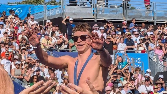 Léon Marchand saluda a la grada del Parc des Champions tras sus cuatro oros en los Juegos de París 2024