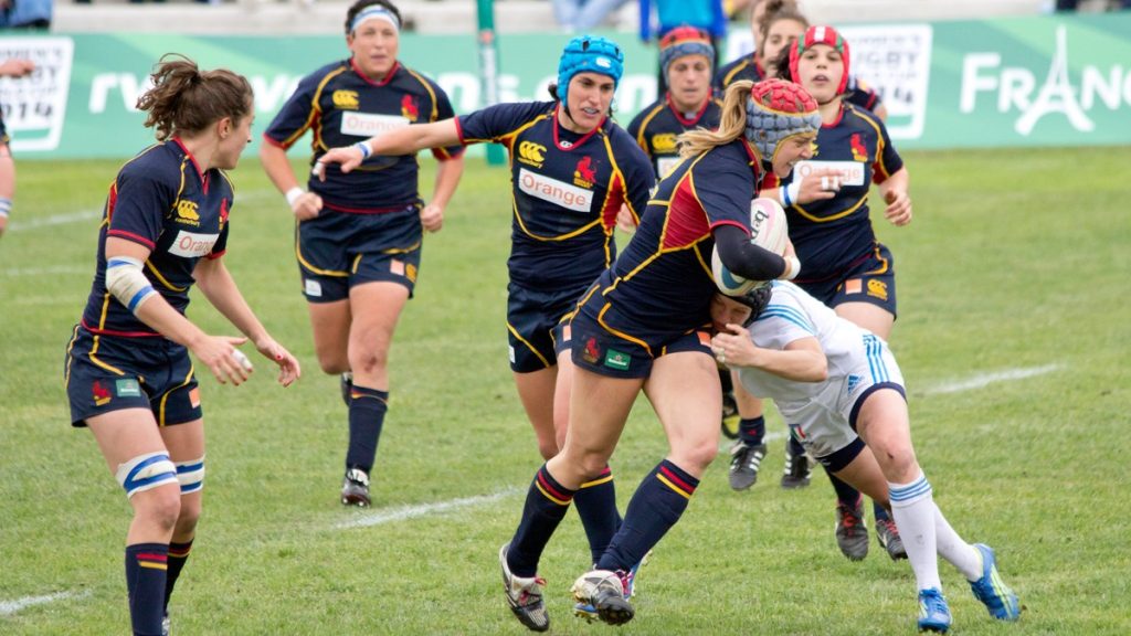 Una jugadora de la selección española femenina de rugby rompe un placaje con el balón en la mano ante Italia