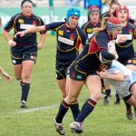Una jugadora de la selección española femenina de rugby rompe un placaje con el balón en la mano ante Italia