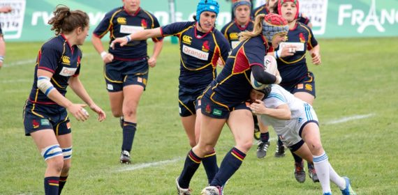 Una jugadora de la selección española femenina de rugby rompe un placaje con el balón en la mano ante Italia