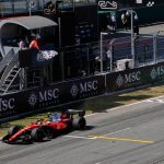 Lewis Hamilton cruza la meta con el Ferrari para ganar el Gran Premio de España en el Circuit de Barcelona-Catalunya