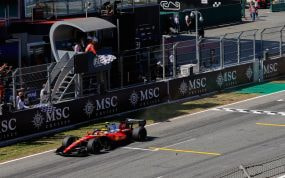 Lewis Hamilton cruza la meta con el Ferrari para ganar el Gran Premio de España en el Circuit de Barcelona-Catalunya