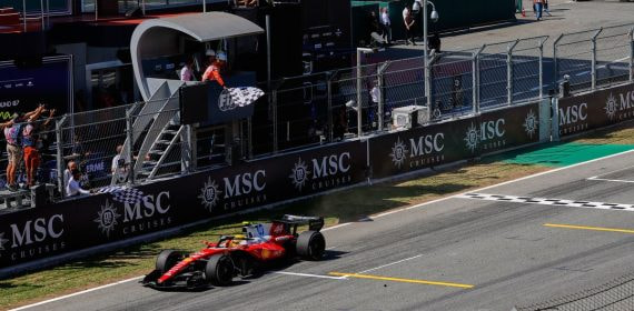 Lewis Hamilton cruza la meta con el Ferrari para ganar el Gran Premio de España en el Circuit de Barcelona-Catalunya
