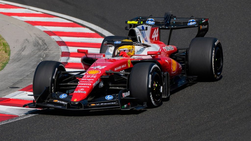 El Ferrari número 44 de Lewis Hamilton traza una curva del Hungaroring durante el Gran Premio de Hungría