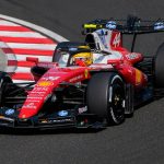 El Ferrari número 44 de Lewis Hamilton traza una curva del Hungaroring durante el Gran Premio de Hungría