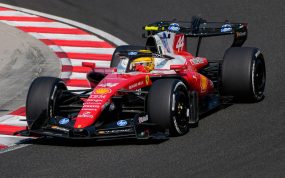 El Ferrari número 44 de Lewis Hamilton traza una curva del Hungaroring durante el Gran Premio de Hungría