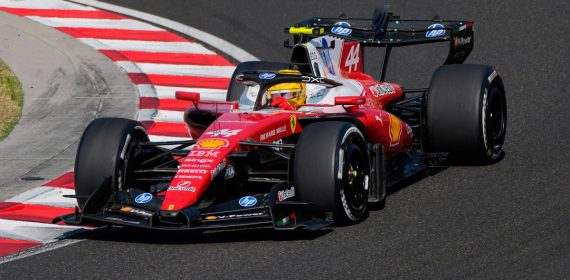 El Ferrari número 44 de Lewis Hamilton traza una curva del Hungaroring durante el Gran Premio de Hungría