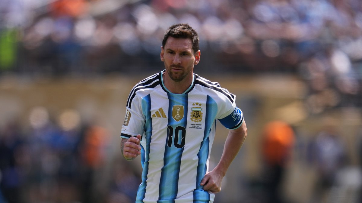 Lionel Messi disputa un balón durante la final del Mundial 2026 entre España y Argentina.