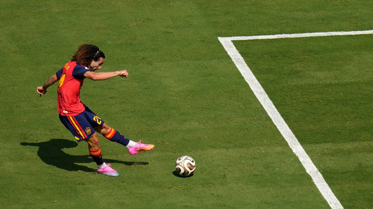 Marc Cucurella intenta un remate durante la final del Mundial 2026 entre España y Argentina.