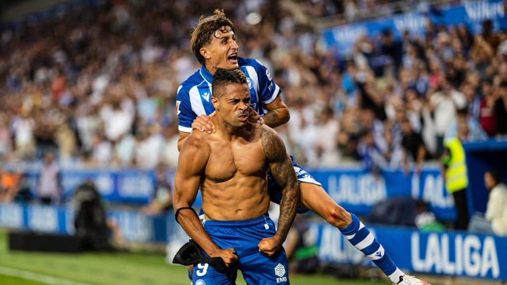 Mariano Díaz del Alavés es felicitado tras marcar.