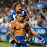 Mariano Díaz del Alavés es felicitado tras marcar.