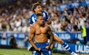 Mariano Díaz del Alavés es felicitado tras marcar.