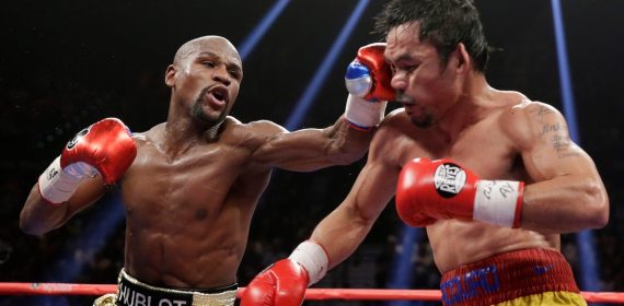 Floyd Mayweather Jr. conecta un golpe a Manny Pacquiao durante su combate en Las Vegas