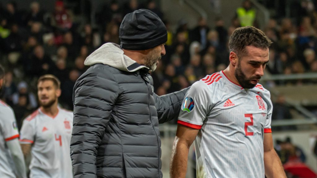 Dani Carvajal se retira lesionado del terreno de juego durante un partido de la selección española en Suecia en octubre de 2019.