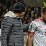 Dani Carvajal se retira lesionado del terreno de juego durante un partido de la selección española en Suecia en octubre de 2019.