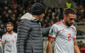 Dani Carvajal se retira lesionado del terreno de juego durante un partido de la selección española en Suecia en octubre de 2019.