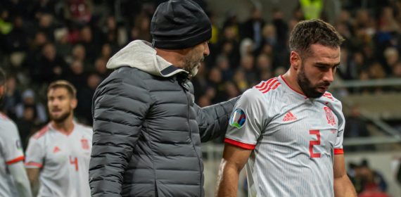 Dani Carvajal se retira lesionado del terreno de juego durante un partido de la selección española en Suecia en octubre de 2019.