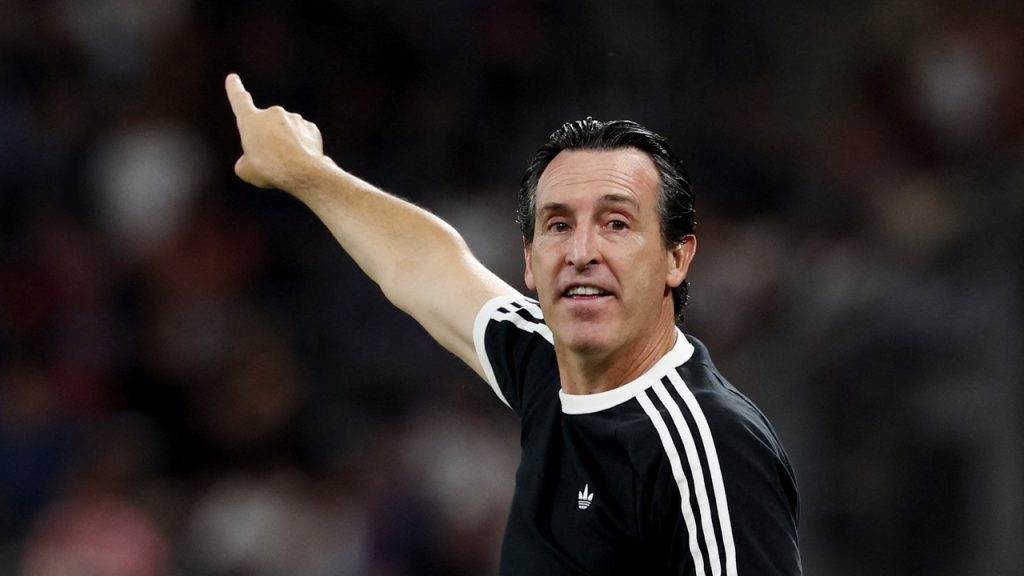 Unai Emery da instrucciones a su equipo durante la disputa de la Supercopa de Europa entre el PSG y el Aston Villa.