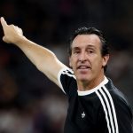 Unai Emery da instrucciones a su equipo durante la disputa de la Supercopa de Europa entre el PSG y el Aston Villa.