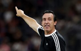 Unai Emery da instrucciones a su equipo durante la disputa de la Supercopa de Europa entre el PSG y el Aston Villa.