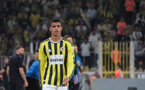 Mason Greenwood con la camiseta del Fenerbahçe durante un partido de su nuevo equipo ante el Sturm Graz en previas de Champions League.