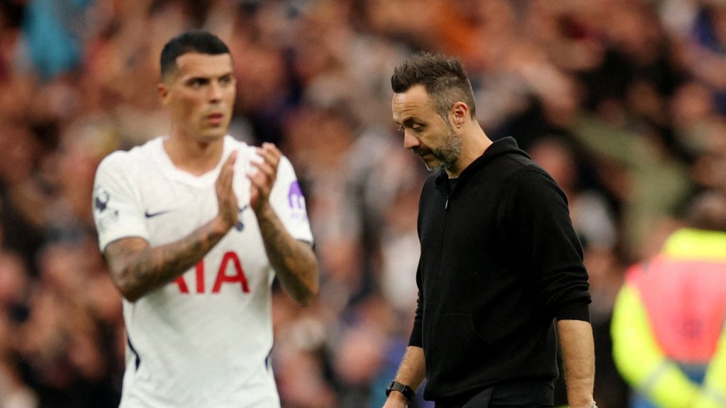 Pedro Porro junto a un cabizbajo Roberto De Zerbi tras la derrota del Tottenham por 0-2 ante el Newcastle en la segunda jornada de la Premier League.
