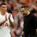 Pedro Porro junto a un cabizbajo Roberto De Zerbi tras la derrota del Tottenham por 0-2 ante el Newcastle en la segunda jornada de la Premier League.