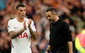 Pedro Porro junto a un cabizbajo Roberto De Zerbi tras la derrota del Tottenham por 0-2 ante el Newcastle en la segunda jornada de la Premier League.