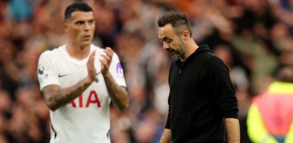 Pedro Porro junto a un cabizbajo Roberto De Zerbi tras la derrota del Tottenham por 0-2 ante el Newcastle en la segunda jornada de la Premier League.
