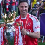 Mikel Arteta levanta el trofeo de la Premier League con el Arsenal en Londres